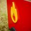 Camion de pompiers rouge avec logo flamme jaune.