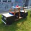 Structure de jeu Police car pour enfants dans le jardin.