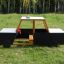 Structure de jeu en forme de voiture de police en bois dans un parc.
