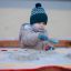 Enfant jouant avec une pelle bleue dans le All accessible sandbox rempli de sable