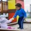 Deux enfants jouant dans le All accessible sandbox.