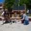 Des enfants jouent dans le All accessible sandbox sur l’aire de jeux.