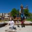 Des enfants jouent sur le All accessible sandbox.