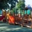 Complexe de aire de jeux Gamma avec toboggans et ponts dans un parc.