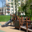 Structure de aire de jeux Gamma avec toboggan et éléments d’escalade dans un parc urbain