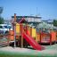 Ensemble de aire de jeux Gamma avec toboggans et structures d’escalade dans un parc