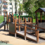 Équipement de aire de jeux Gamma avec toboggan et structures d’escalade dans un parc