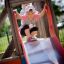 Enfant sur un Single Swing with Tower single slide.