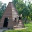 Enfants jouant dans un Wigwam wooden house.