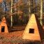 Deux Wigwam wooden house dans une clairière de forêt en automne.