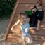 Enfants jouant sur l’aire de jeux Wigwam wooden house.