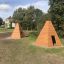 Maisons wigwam en bois dans un parc.