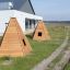 Wigwam wooden house pour enfants dans un cadre de jardin.
