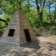 Wigwam wooden house dans une aire de jeux en forêt