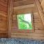 Intérieur Wigwam wooden house avec vue sur des arbres verts par la fenêtre