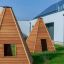 Deux Wigwam wooden house sur de l’herbe verte.