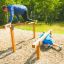 Deux personnes faisant de l’exercice sur Double Jump Bars dans un parc de fitness en plein air.