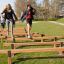 Des enfants jouent sur le parcours d'obstacles en bois Hip Hop dans un parc.