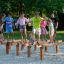 Équipement de jeu avec poutres d’équilibre en bois Hip Hop avec des enfants jouant sur le sable.