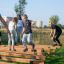 Enfants jouant sur l’équipement de jeu Hip Hop dans un parc.