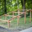 Échelle d’obstacles d’escalade en bois dans un cadre de parc.