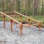 Climb Obstacle wooden ladder dans une aire de jeux en forêt.
