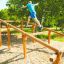 Personne utilisant Climb Obstacle wooden ladder dans un parc extérieur.