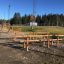 Installation d’une échelle d’obstacles d’escalade en bois dans une aire de jeux.