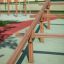 Échelle d’obstacles d’escalade en bois dans une aire de jeux.