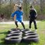 Enfants jouant sur le sol d’une aire de jeux avec Tires (10 pcs).