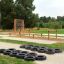 Tires (10 pcs) installé sur un parcours d’aire de jeux extérieure.