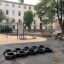 Aire de jeux avec Tires (10 pcs) disposé sur l’asphalte.