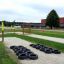 Parcours d’obstacles avec Tires (10 pcs) installé sur un chemin de gravier dans une aire de jeux.