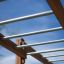 Horizontal Ladder Large â€“ équipement de jeu extérieur avec barreaux métalliques et cadre en bois.