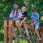 Enfants jouant sur V-shape Net Large climbing net sur l'équipement de jeu