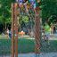 Enfants grimpant sur V-shape Net Large climbing net dans une aire de jeux