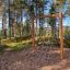 V-shape Net Large climbing net dans un cadre d'aire de jeux en forêt