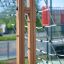 V-shape Net Large climbing net avec cadre en bois dans une aire de jeux.
