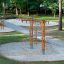 Équipement de jeu V-shape Net Large climbing net installé sur un sol sablonneux dans un parc