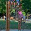 Enfants grimpant sur V-shape Net Large climbing net dans une aire de jeux