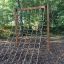 V-shape Net Large climbing net installé dans une aire de jeux extérieure.