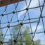 Gros plan de V-shape Net Large climbing net sur fond de ciel bleu.
