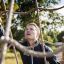 Personne grimpant sur V-shape Net Large climbing net à l’extérieur