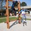 Enfants jouant sur Step And Climb wooden ladder dans une aire de jeux.