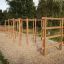 Step And Climb wooden ladder dans un parc extérieur.