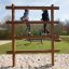 Enfants grimpant sur Step And Climb wooden ladder dans une aire de jeux