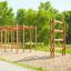 Step And Climb wooden ladder dans une aire de jeux de parc