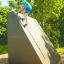 Garçon grimpant sur le Climbing Ramp steel structure dans une aire de jeux.
