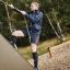 Homme grimpant sur le Climbing Ramp steel structure.