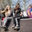 Des enfants jouent sur Climbing Ramp steel structure dans une aire de jeux